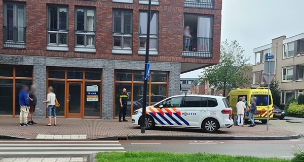 Vrouw botst met fiets tegen auto en komt ten val in centrum van Assen