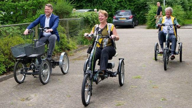 Collegeleden nemen de proef op de som op de Driewielfiets Ontdekdag