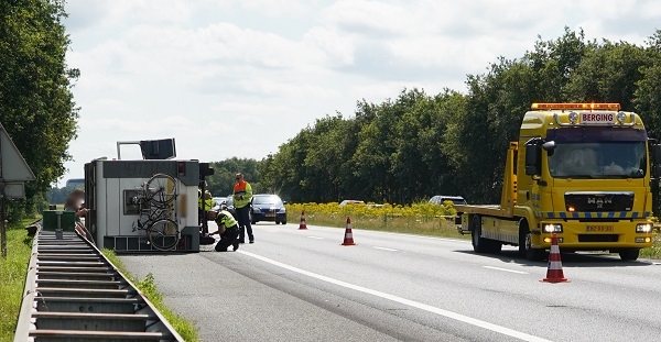 A28 bij Ubbena tijdelijk afgesloten door gekantelde camper