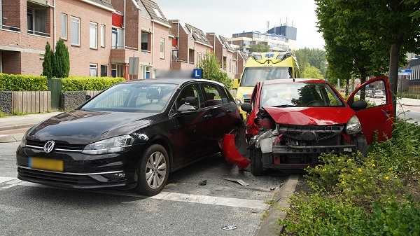 Veel schade na ongeval tussen lesauto en personenauto (video)