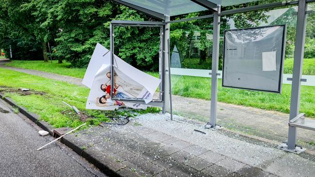 Auto rijdt bushokje in Assen aan flarden