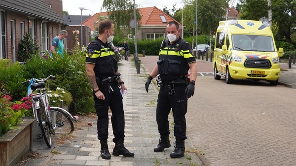 Automobilist laat fietsster op straat achter met beenbreuk na ongeval (video)