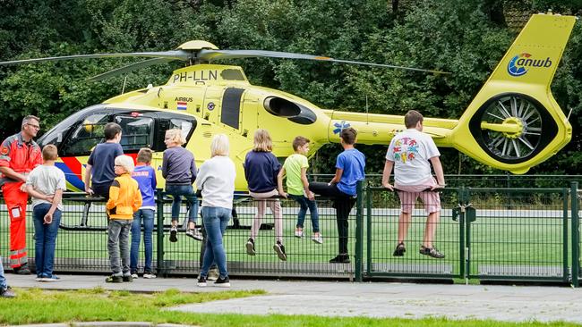 Traumahelikopter landt vlakbij school in Assen; leerlingen krijgen spontaan uitleg over Mobiel Medisch Team