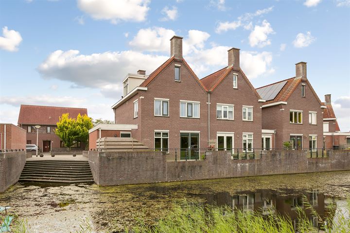 Te koop in Assen: moderne twee-onder-een-kapwoning aan het water