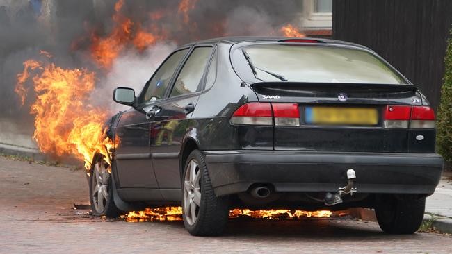 Auto brandt uit aan Emmastraat (Video)