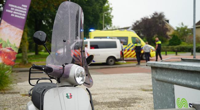 Dames op scooter ten val in Assen