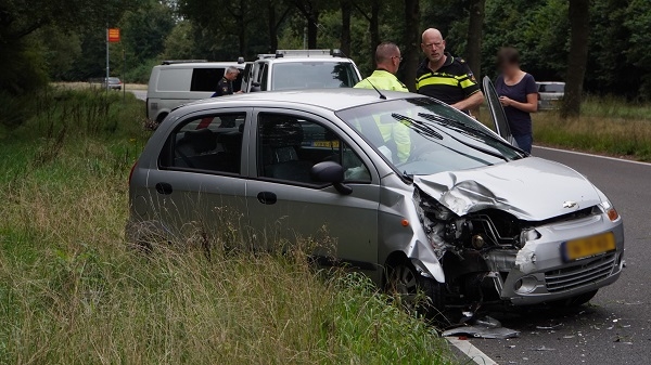 Auto vliegt over de kop na botsing met lantaarnpaal