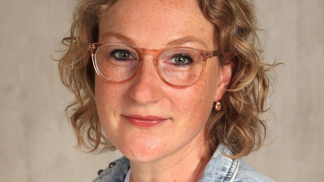 Auteur Ingrid Leungen voor  Meet and greet  bij Van der Velde Boeken in Assen
