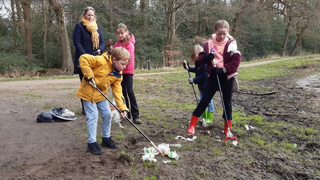 Met Ladies  Circle lezen en  prikken tegen zwerfaval