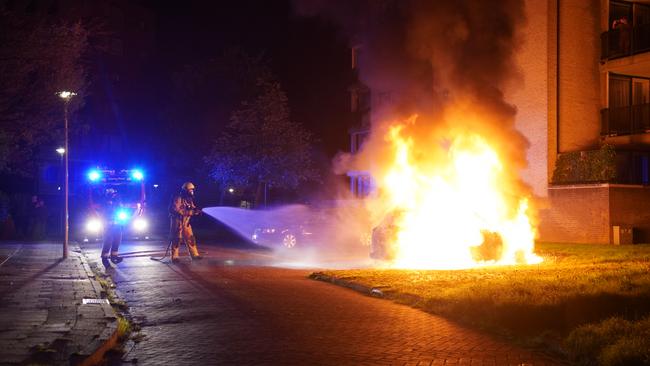 Auto brandt volledig uit in Assen (Video)