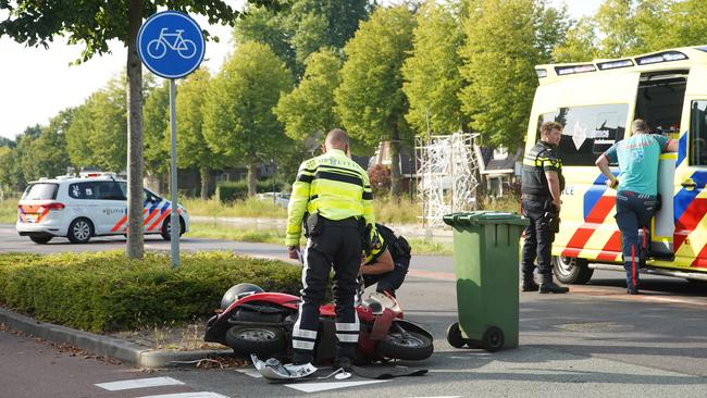 Scooterrijder gewond bij botsing met busje in Assen (Video)