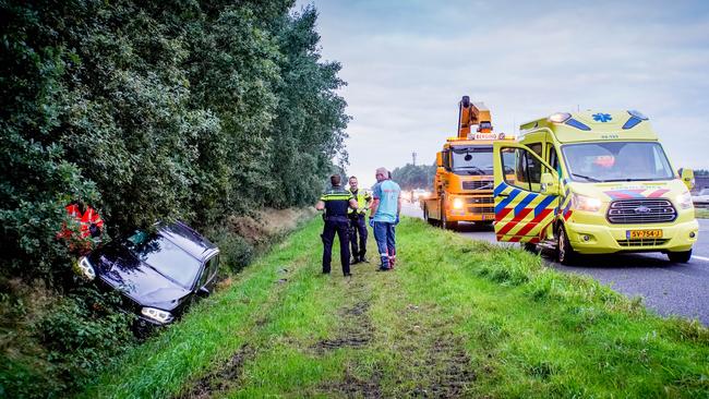 Auto raakt van de A28 bij Ubbena (Video)