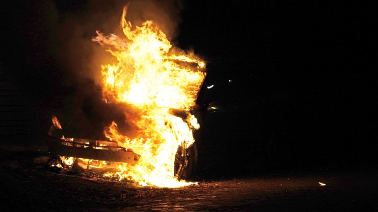 Auto gaat volledig in vlammen op in Assen
