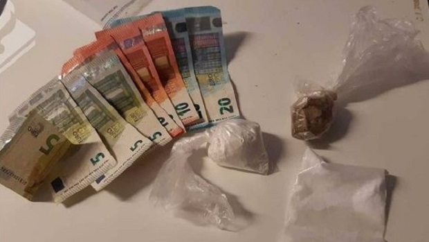 Twee aanhoudingen na inval in Assen: drugs en munitie in woning aangetroffen