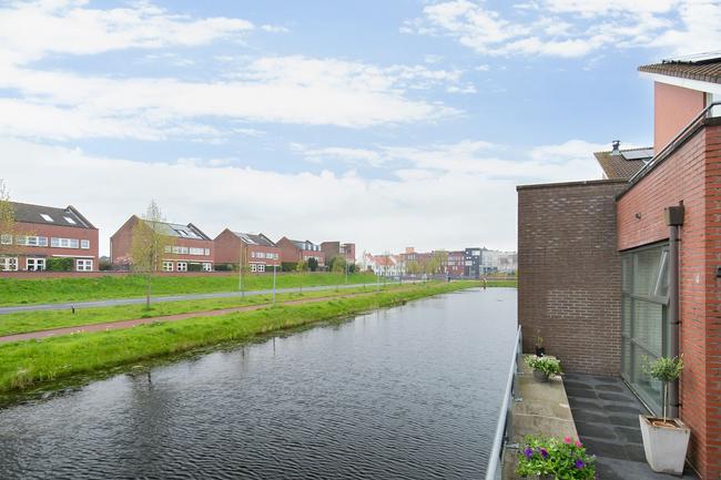 Te koop in Assen: instapklare watervilla met eigen dakterras