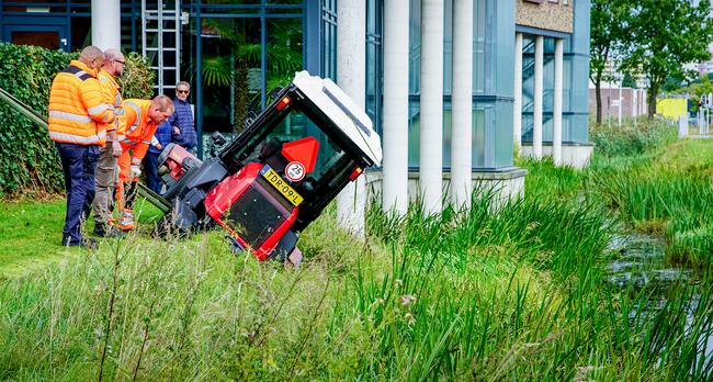 Grasmaaier belandt tijdens maaien in de sloot