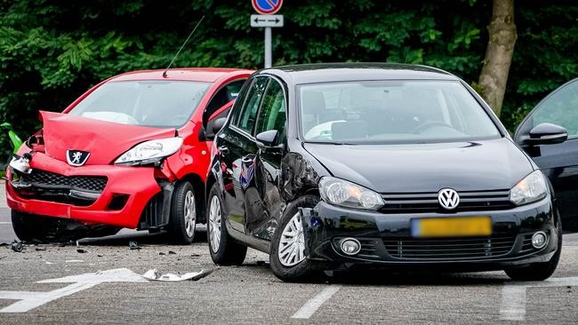 Autos botsen op kruising in Assen 