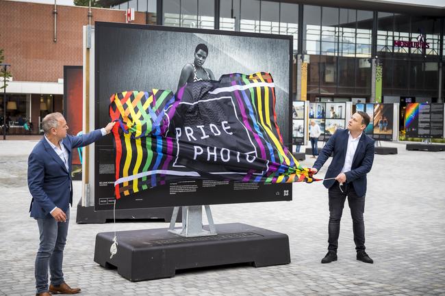 Wethouder Broekema opent Pride Photo tentoonstelling in Assen