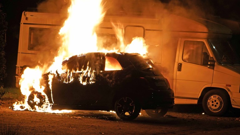 Auto gaat in Assen in vlammen op (Video)