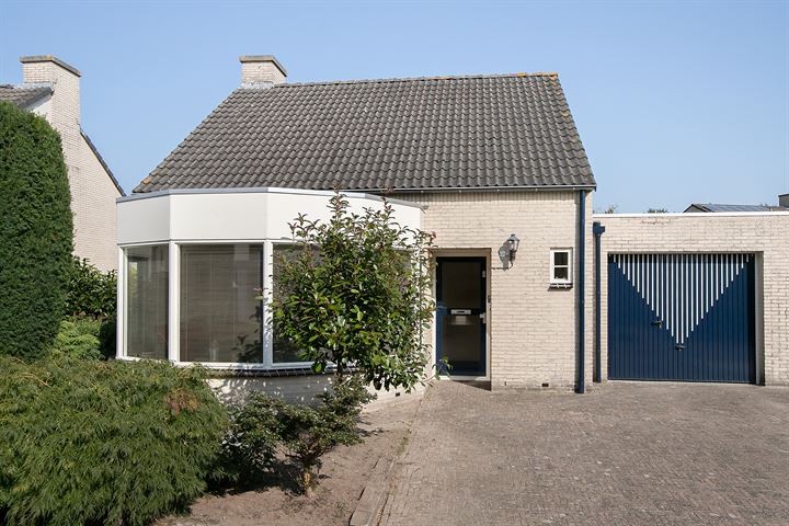 Te koop in Assen: semi-bungalow op ruim perceel 