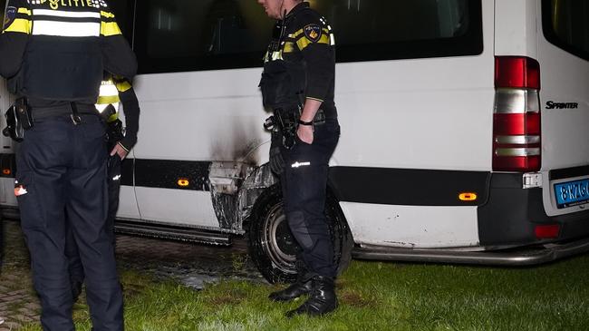 Taxibusje in Assen geprobeerd in de brand te steken