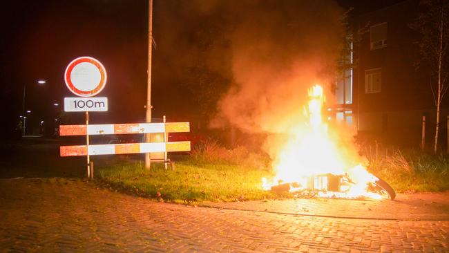 Getuigen gezocht voor vijf afgebrande deelscooters 