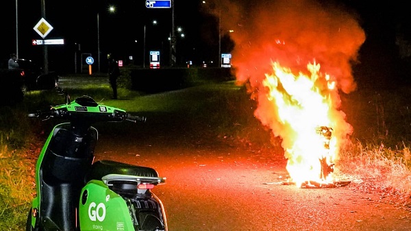 Brandstichter(s) slaat weer toe in Assen; go-scooter volledig uitgebrand (video)