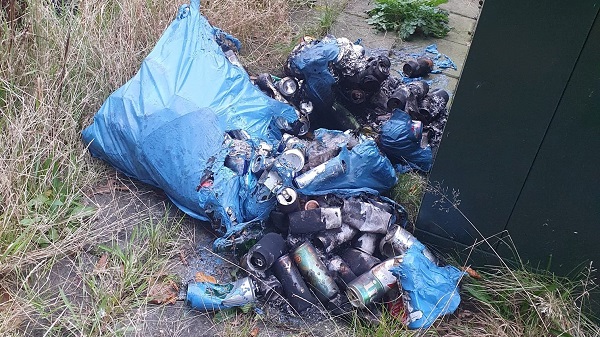 Zakken afval in brand gestoken die vrijwilligers in Lariksbos hebben opgeruimd