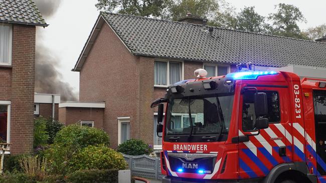 Uitslaande brand verwoest schuur achter woning in Assen