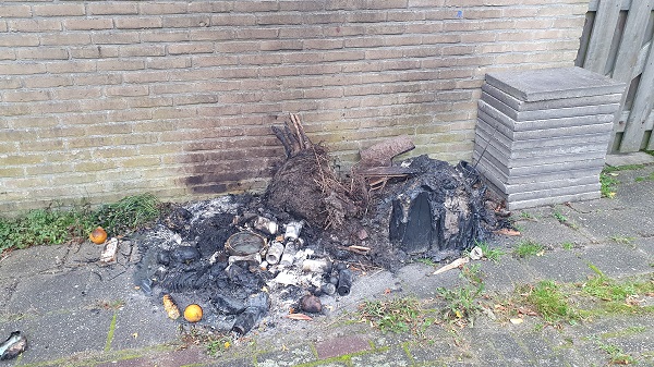 Containers in brand gestoken tegen schuurtje