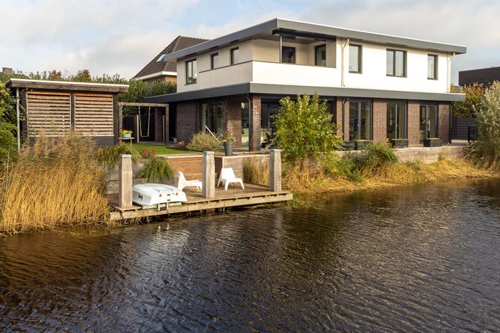 Te koop in Assen: royale villa gelegen aan het water