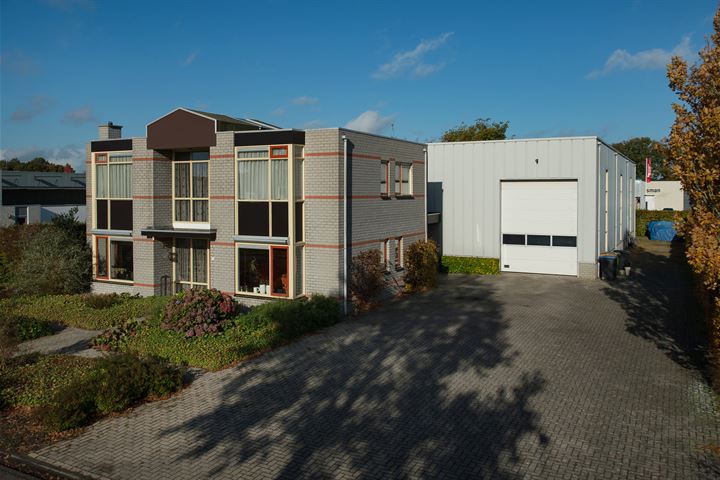 Te koop in Assen: vrijstaand woonhuis met drie slaapkamers en grote bedrijfsruimte