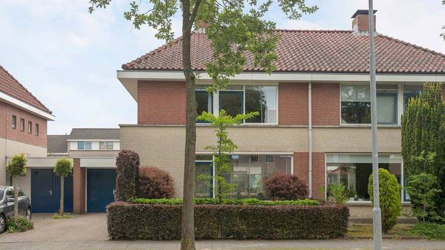 Te koop in Assen: royale twee-onder-een-kapwoning met mooie gashaard