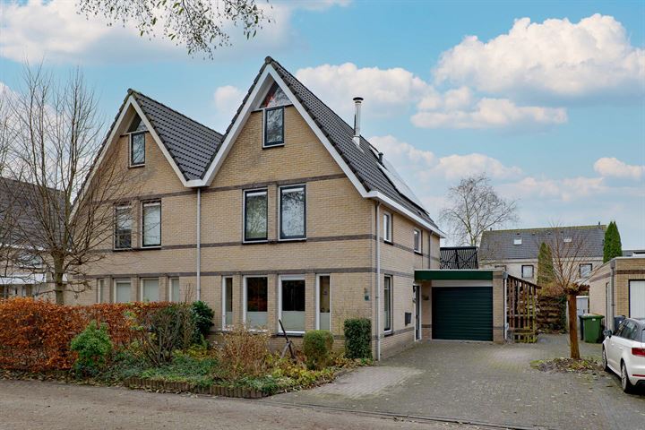 Te koop in Assen: helft van dubbel woonhuis met uitgebouwde eetkamer