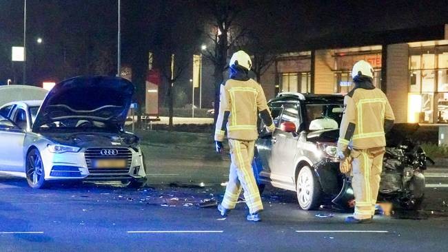 Flinke schade bij botsing tussen twee autos in Assen