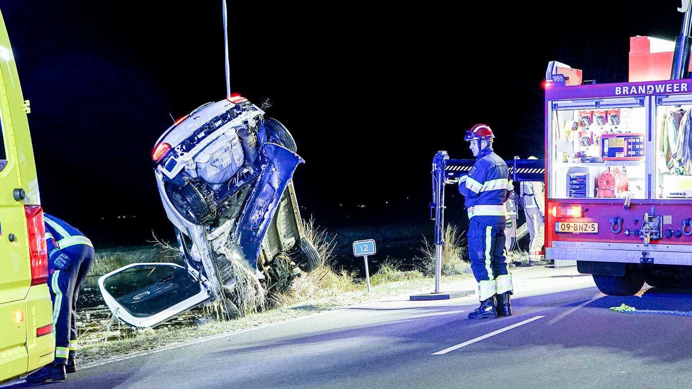 Auto raakt te water in Assen: bestuurster raakt ernstig gewond