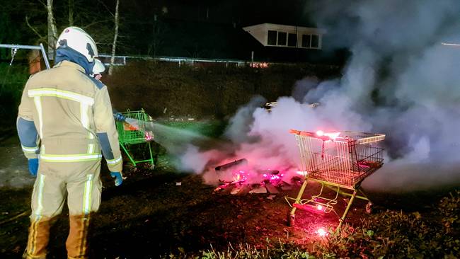 Brandweer blust bult met afval en winkelkarretjes in Pittelo