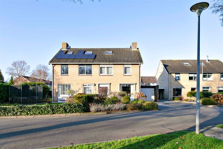 Te koop in Assen: ruime twee-onder-een-kapwoning met aangebouwde garage