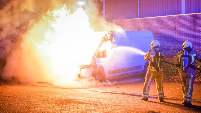 Twee busjes vlak achter elkaar volledig door brand verwoest