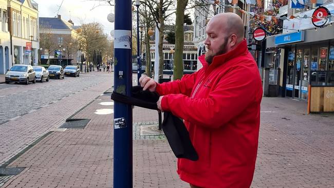 Ondernemer Remco Herlaar uit Assen hangt warme sjaals in binnenstad voor dak- en thuislozen