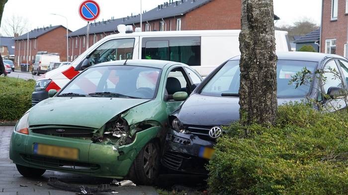 Autos beschadigd bij botsing in Assen