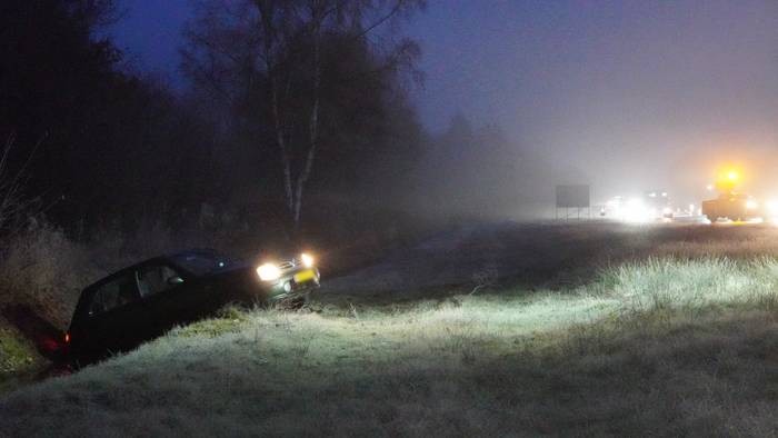 Auto raakt van A28 bij Assen en belandt in sloot (Video)