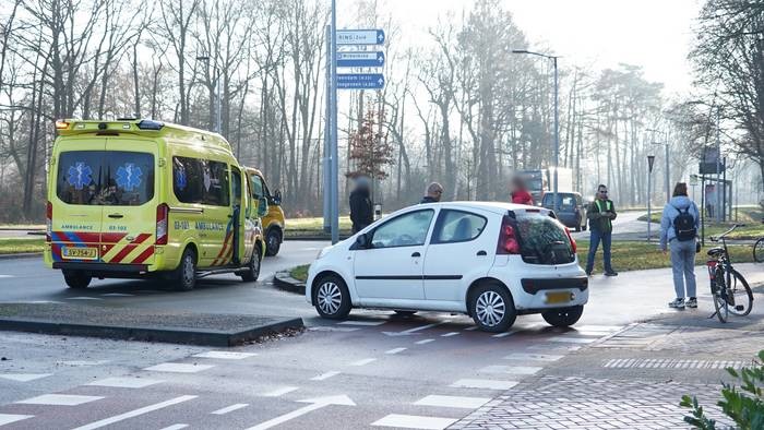 Auto en fietsster komen met elkaar in botsing in Assen