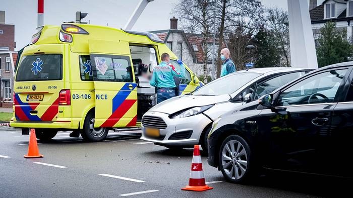 Persoon lichtgewond bij botsing tussen twee autos in Assen