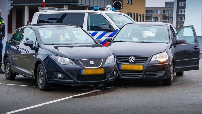 Autos botsen op kruising bij Industrieweg in Assen
