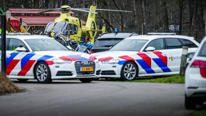 Traumahelikopter assisteert ambulancepersoneel bij AZC in Assen
