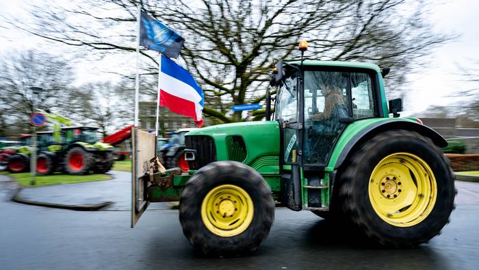 Honderden boeren voeren actie bij provinciehuis in Assen (Video)