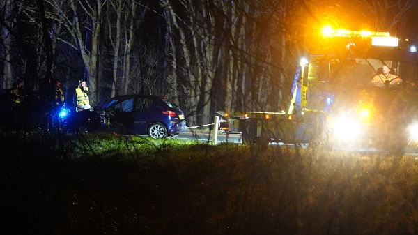 Auto vliegt uit de bocht bij oprit A28 Assen-West