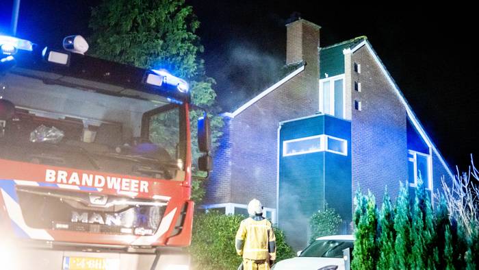 Flinke rookontwikkeling bij woningbrand in Assen (Video)