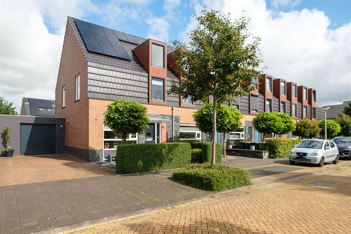 Te koop in Assen: ruim geschakelde hoekwoning met stenen garage